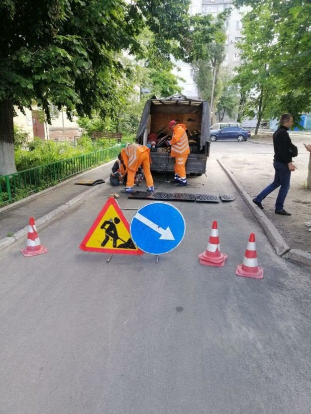 В Днепре во дворах устанавливают "лежачих полицейских"