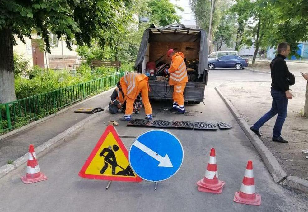 В Днепре во дворах устанавливают "лежачих полицейских"