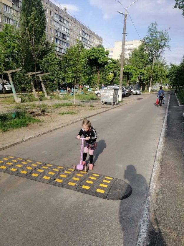 В Днепре во дворах устанавливают "лежачих полицейских"