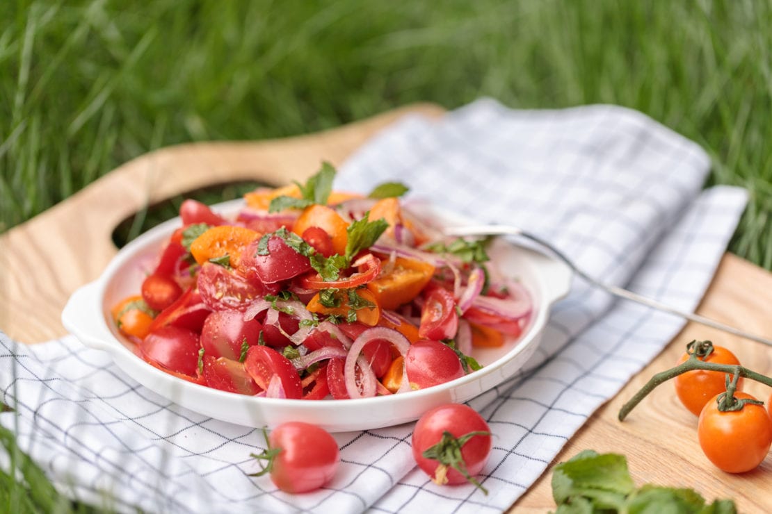 Свежий и сочный: летний салат из помидоров и мяты