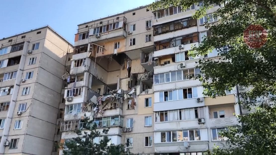 Взрыв на Позняках в Киеве: в соцсетях показали фото и видео разрушенных квартир