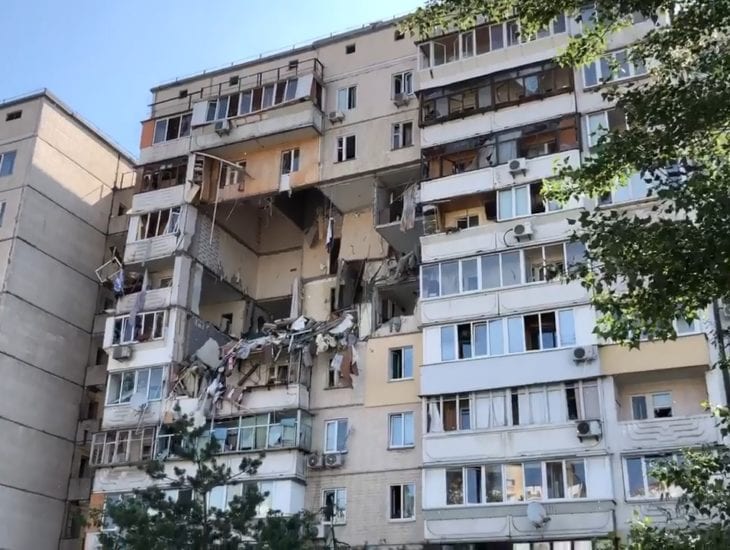 Взрыв на Позняках в Киеве: в соцсетях показали фото и видео разрушенных квартир