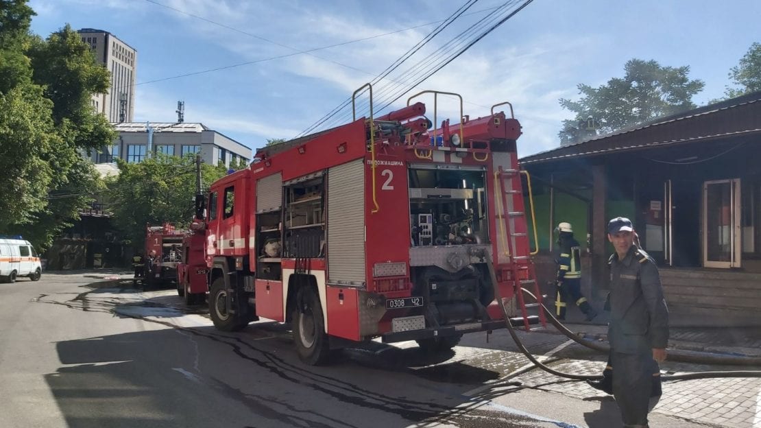 Пожар в Днепре: горит цветочный рынок на Баррикадной