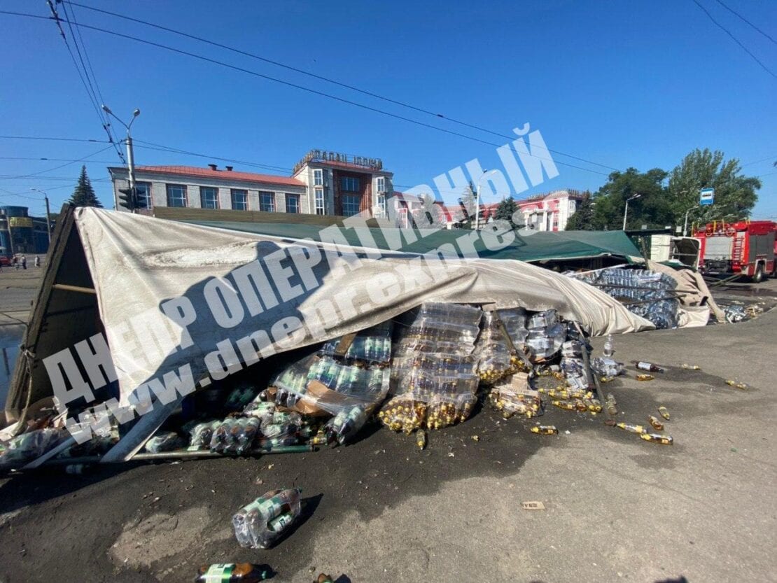 Море пива растеклось по дороге: в Днепре на скорости перевернулась фура (Видео)