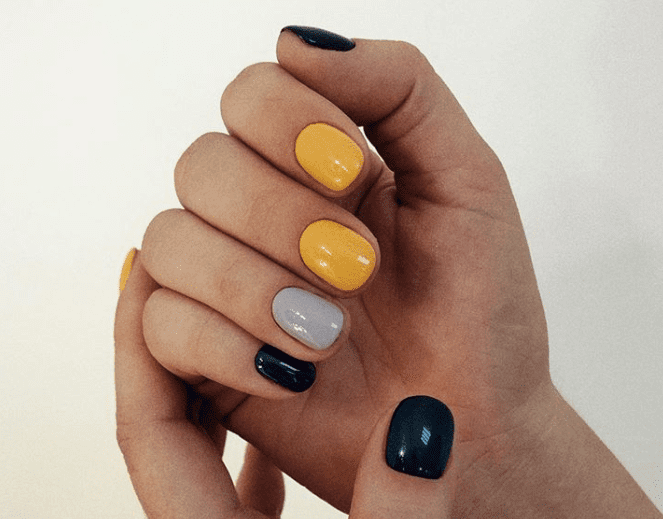 ТОП-10 идей маникюра на лето 2020: яркий минимализм