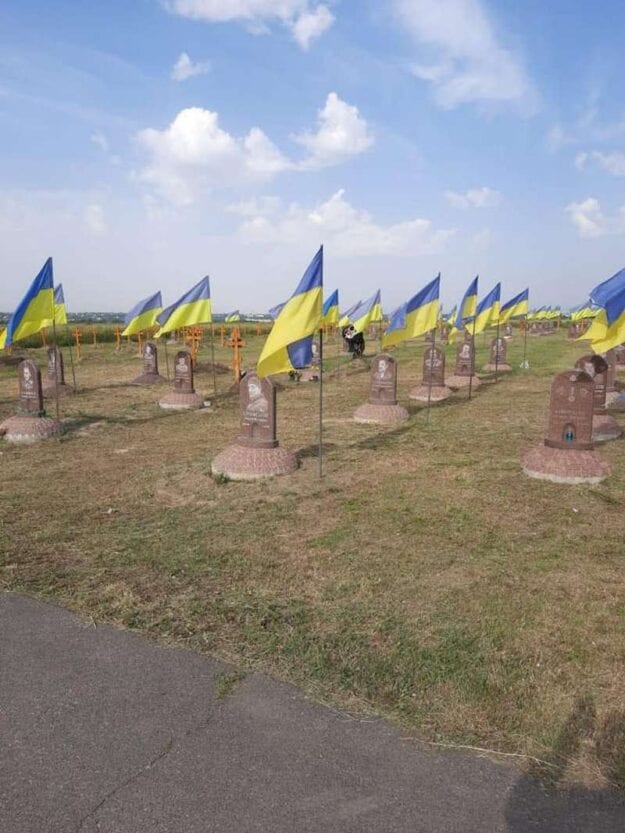 На Краснопольском кладбище провели регулярную уборку 