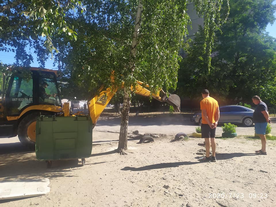 В Днепре на Донецком шоссе начали ремонт внутридомовой дороги