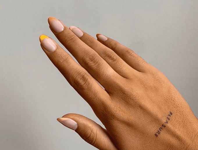 Трендовые цвета в летнем маникюре 2020: лайм, персик и земляника