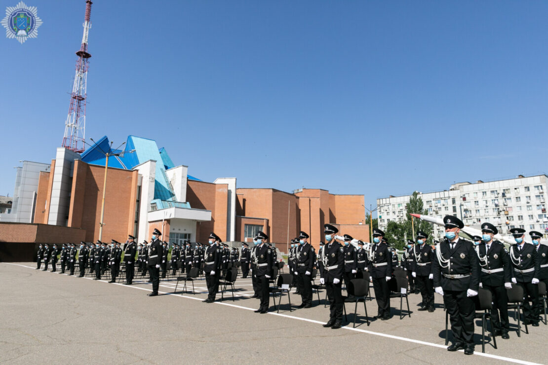 Взволнованные взгляды и праздничное настроение: в Днепре состоялся выпуск курсантов МВД 