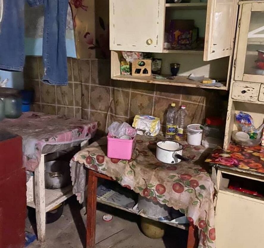 Соседи бьют тревогу: под Черновцами семья с 7 детьми страдает от отца-тирана
