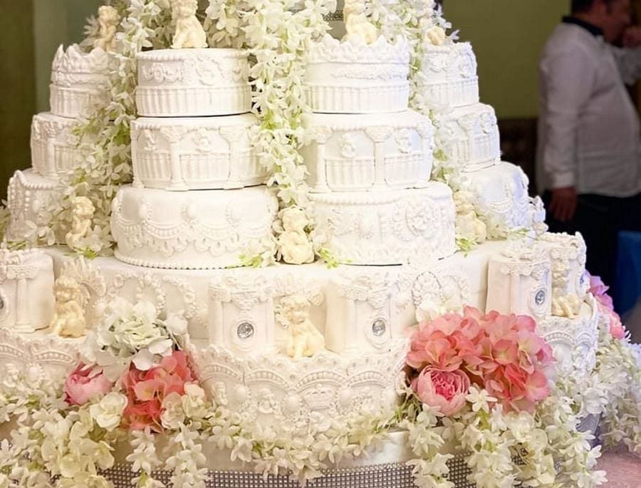 В Украине молодожены заказали гигантский свадебный торт (Фото)