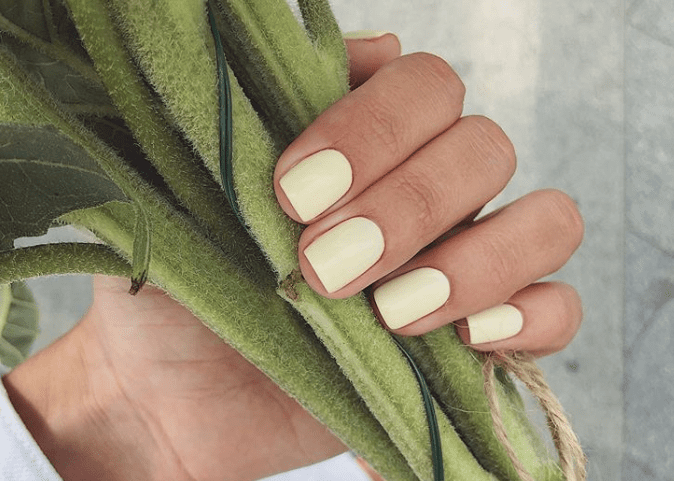 Трендовые цвета в летнем маникюре 2020: лайм, персик и земляника