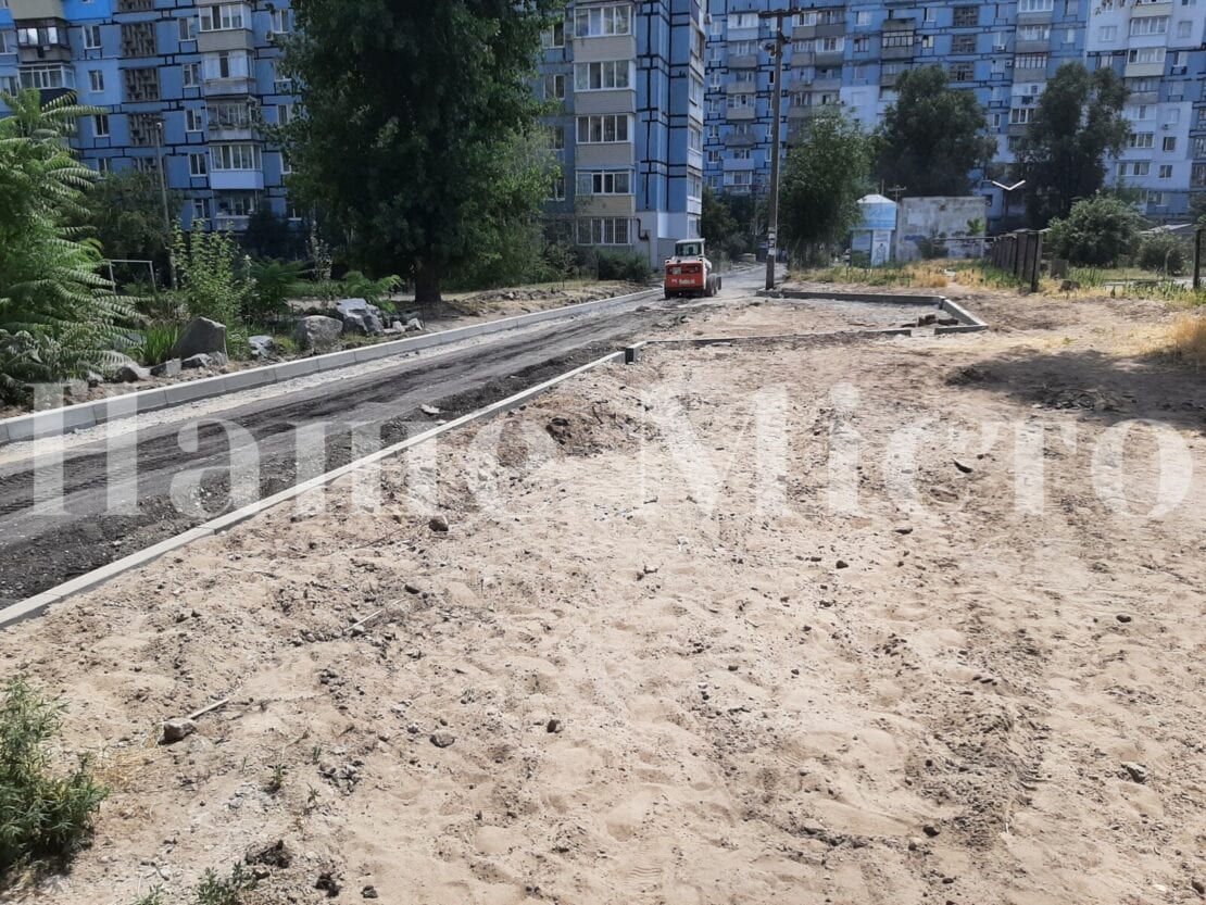 Вместо ям - новенький асфальт: на ж/м Приднепровск капитально ремонтируют ул. Космонавтов (Фото)