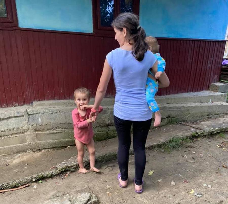 Соседи бьют тревогу: под Черновцами семья с 7 детьми страдает от отца-тирана