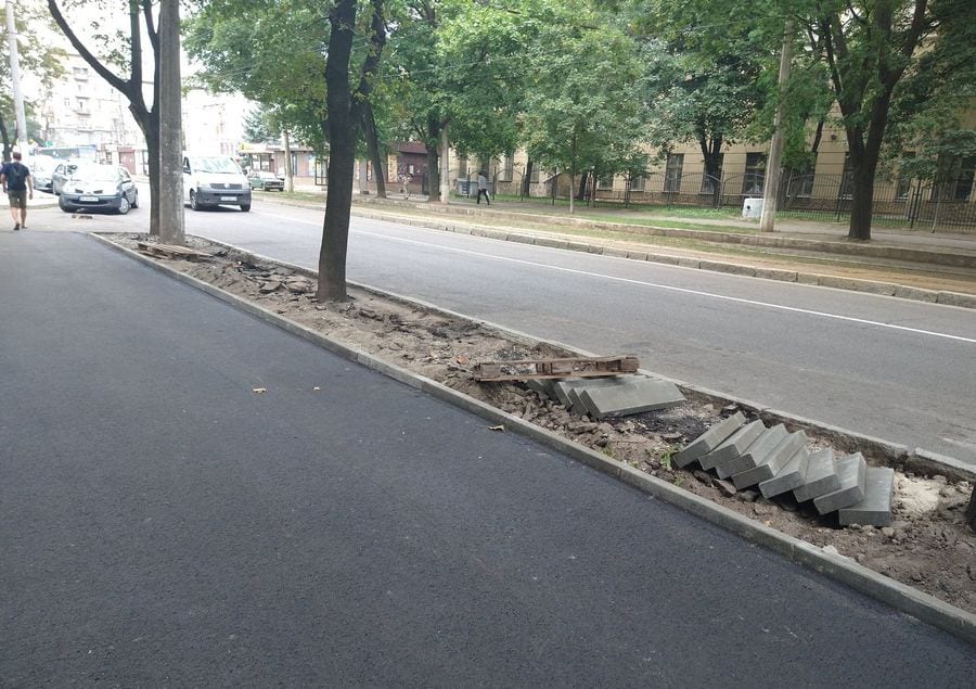 В Днепре на Гагарина коммунальщики капитально отремонтировали пешеходную зону (Фото)