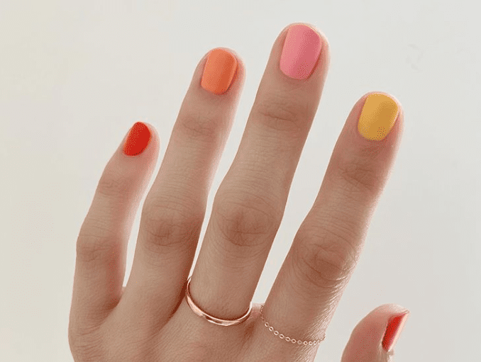Трендовые цвета в летнем маникюре 2020: лайм, персик и земляника
