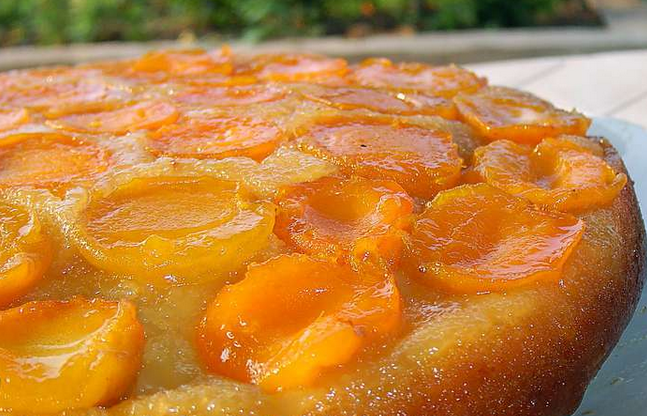 Абрикосовый пирог-перевертыш: оригинальный сезонный десерт (Фото)
