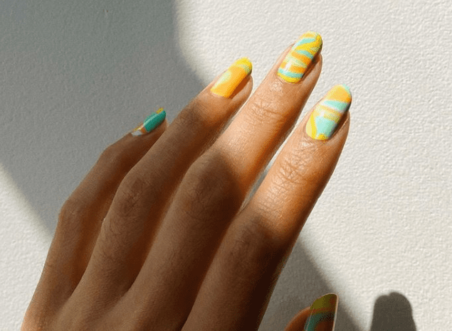 Трендовые цвета в летнем маникюре 2020: лайм, персик и земляника