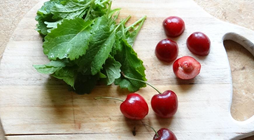 Летний горчичный салат с черешней: рецепт витаминной бомбы