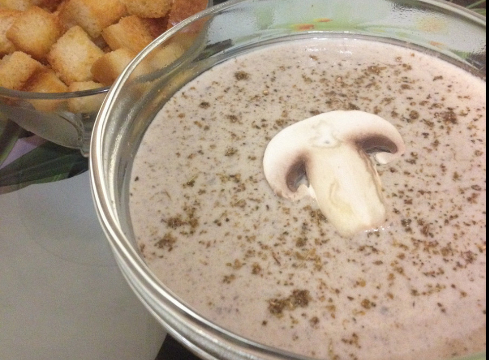 Крем-суп из мирпуа шампиньонов со сливками на курином бульоне