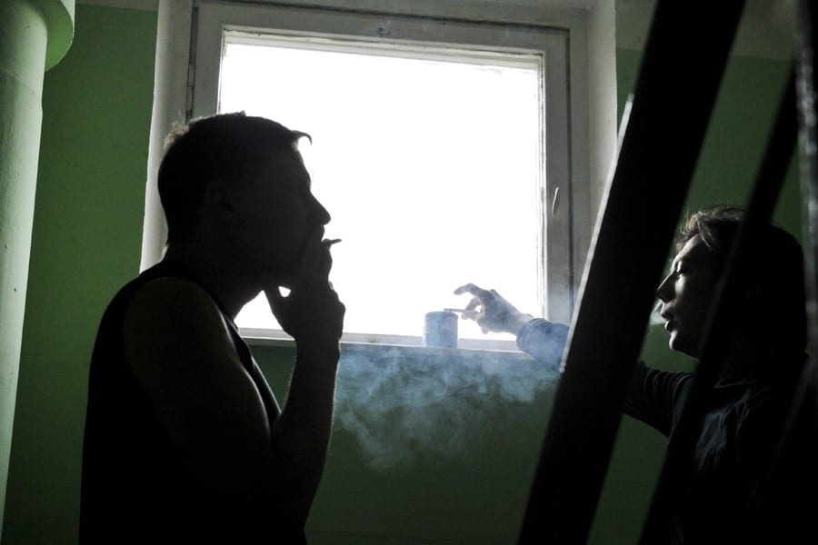 Сосед курит на балконе дым