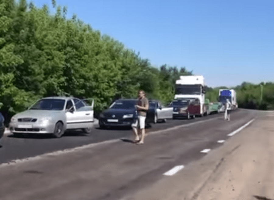 Дорогу на Азовское море сковали огромные пробки: люди спешат на отдых
