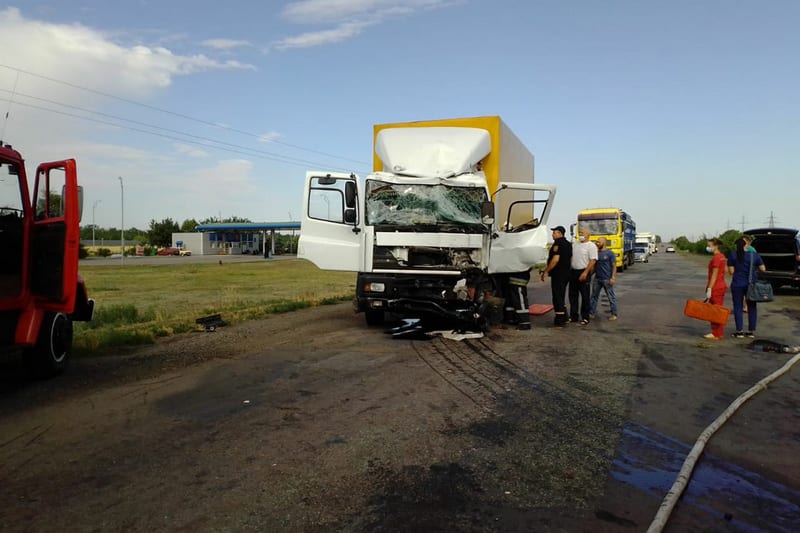 Под Днепром столкнулись две фуры: водители серьезно пострадали