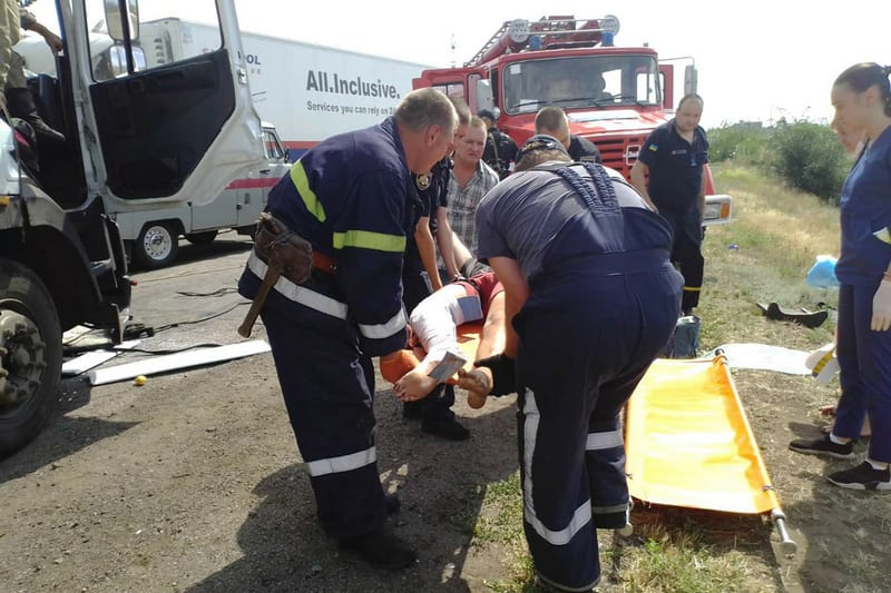 Под Днепром столкнулись две фуры: водители серьезно пострадали