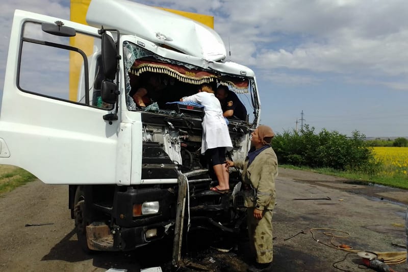 Под Днепром столкнулись две фуры: водители серьезно пострадали