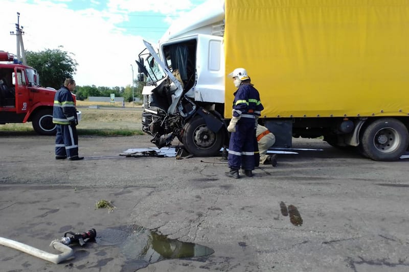 Под Днепром столкнулись две фуры: водители серьезно пострадали