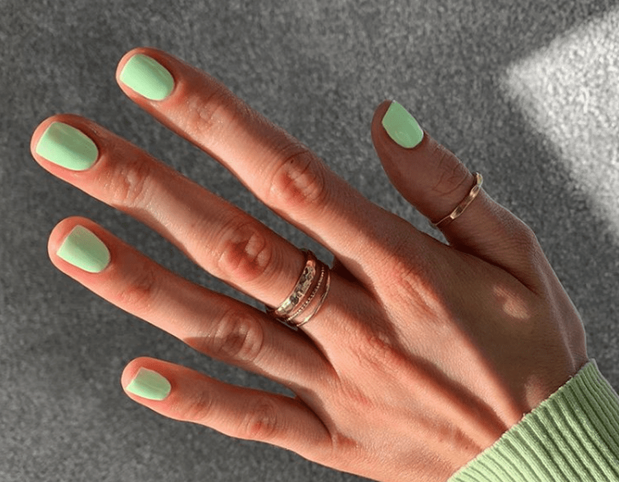 Трендовые цвета в летнем маникюре 2020: лайм, персик и земляника