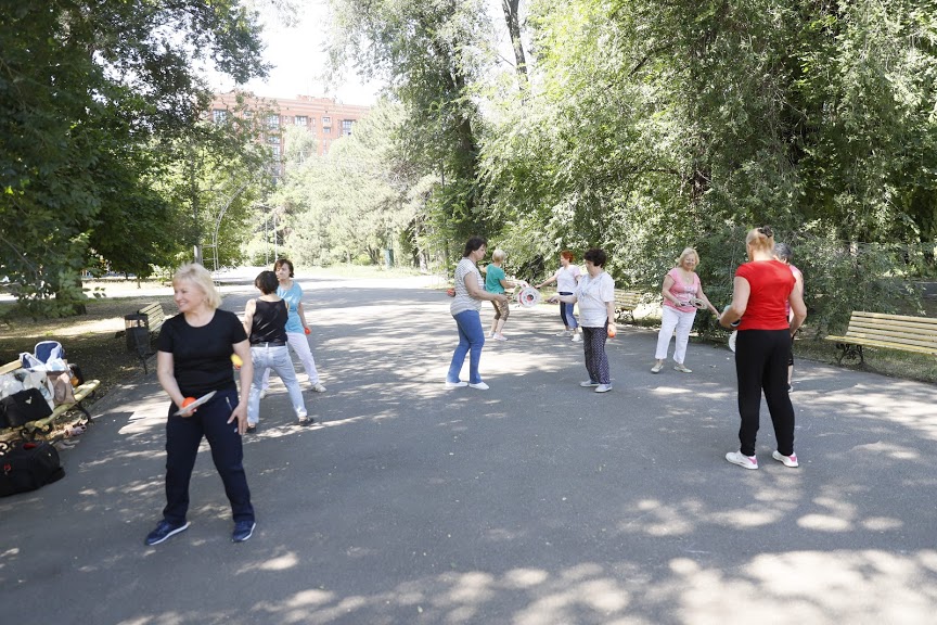 У Дніпрі для слухачів Університету третього віку проводять заняття з плейстику на свіжому повітрі