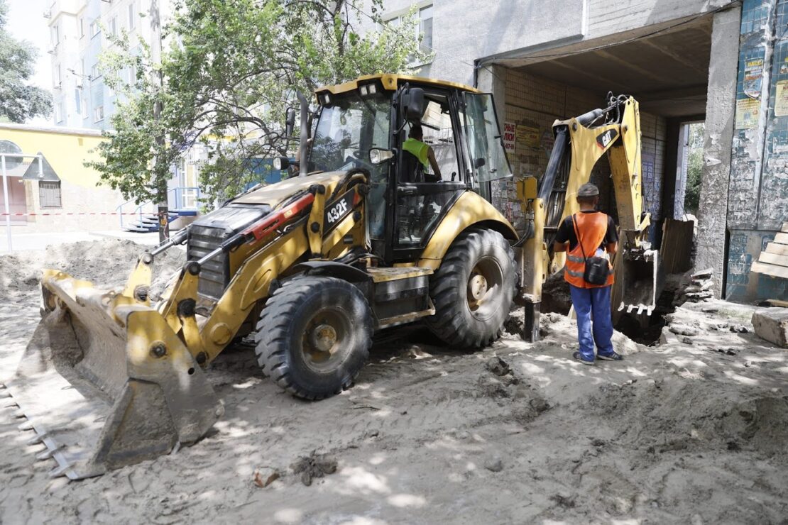 У Дніпрі продовжують активне будівництво зливової каналізації на вулиці Моніторній