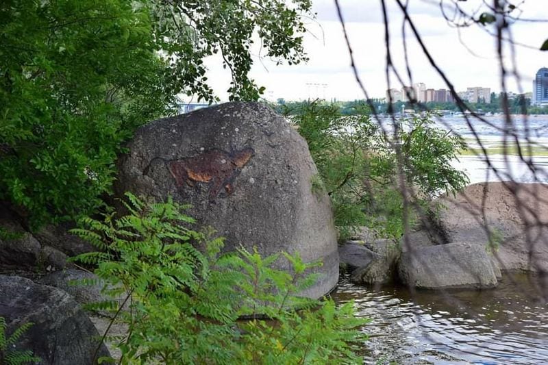 В Днепре появились наскальные рисунки в стиле неолита 