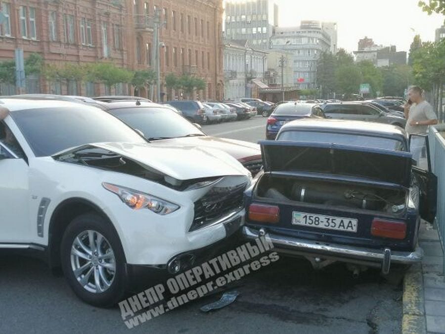 Элитное ДТП в центре Днепра: два Infiniti протаранили ВАЗ (Видео)