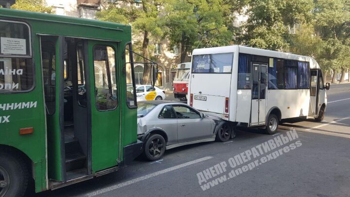 Тройное ДТП на проспекте Богдана Хмельницкого в Днепре: движение затруднено