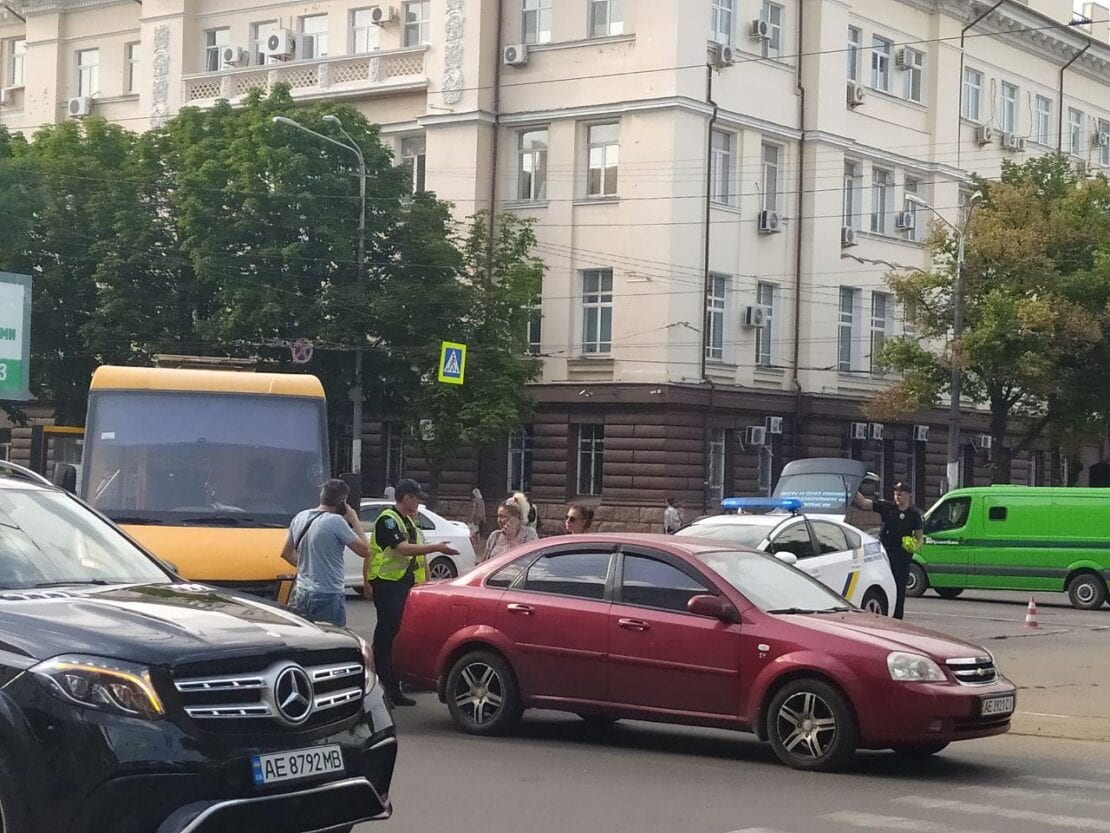 ДТП с маршруткой на просп. Яворницкого в Днепре: движение трамваев парализовано