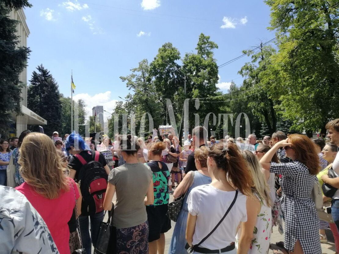 В Днепре прошел митинг против дистанционного образования