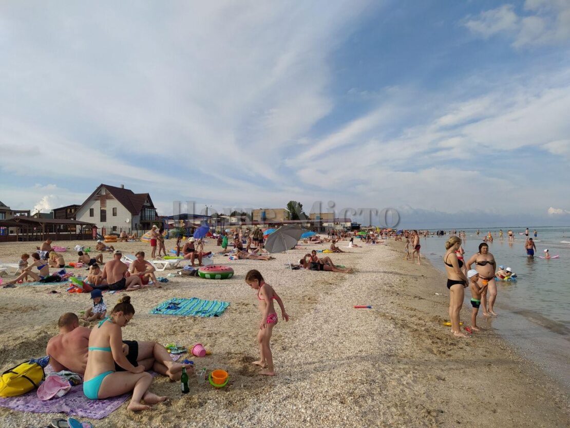 На Азовском море в Кирилловке на пляжах полный аншлаг (Видео)