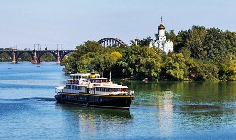 В Днепре пенсионеров приглашают на водную прогулку