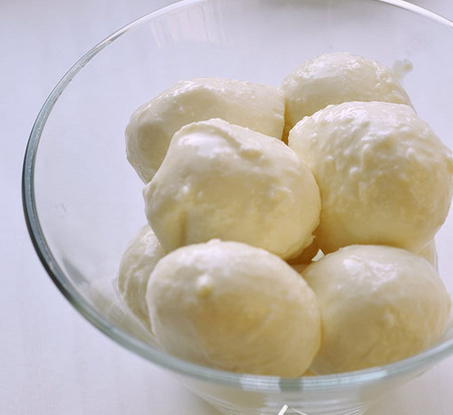Хрустящие сырные шарики из моцареллы: невероятно вкусная закуска (Фото)