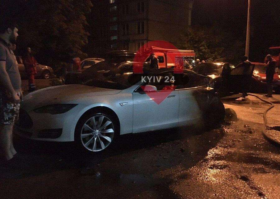 Знаменитую Tesla экс-главы ОП Андрея Богдана подожгли