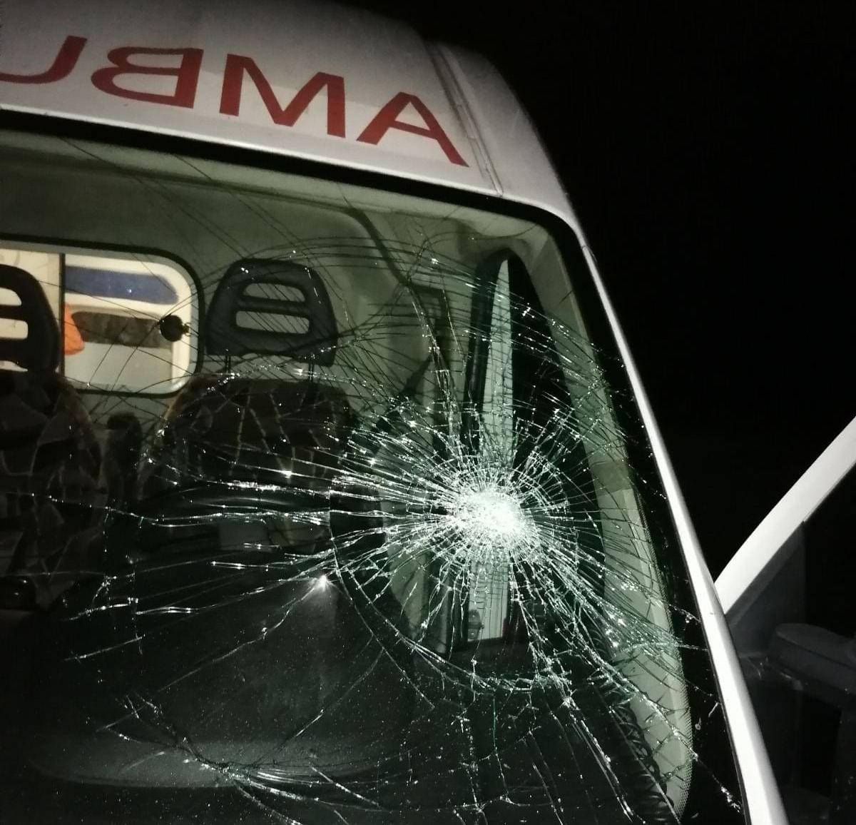 Вместо спасибо - разбитое стекло: под Днепром пьяный водитель разгромил машину скорой помощи (Фото)