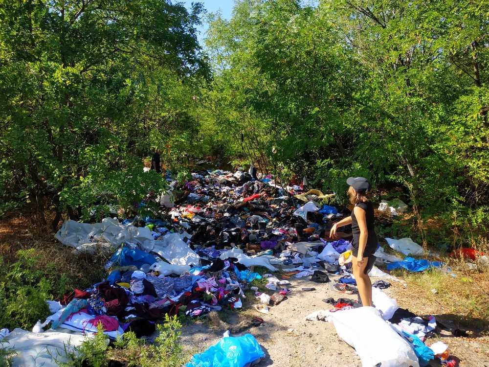 В Днепре в лесопосадке выгрузили огромную кучу секнод-хенда. Новости Днепра