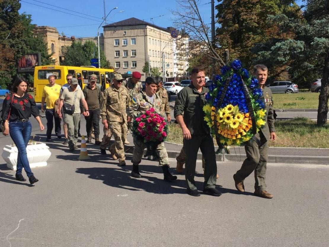 Путин за все ответит: ветераны провели акцию памяти погибших под Иловайском под стенами посольства РФ