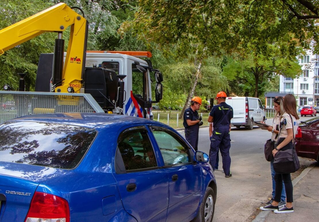 У Дніпрі борються з автохамами біля навчальних закладів