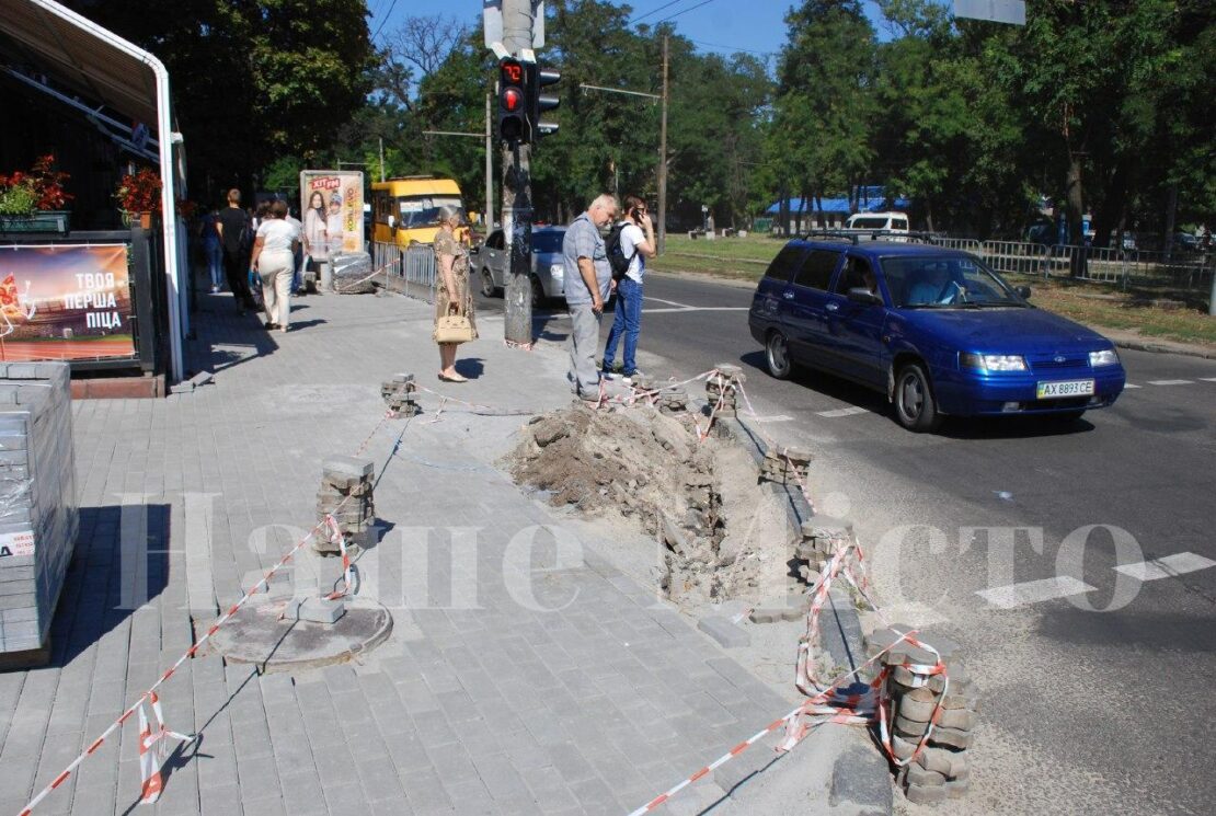 В Днепре завершается капитальный ремонт тротуаров на перекрестке проспектов Поля и Пушкина (Фото)