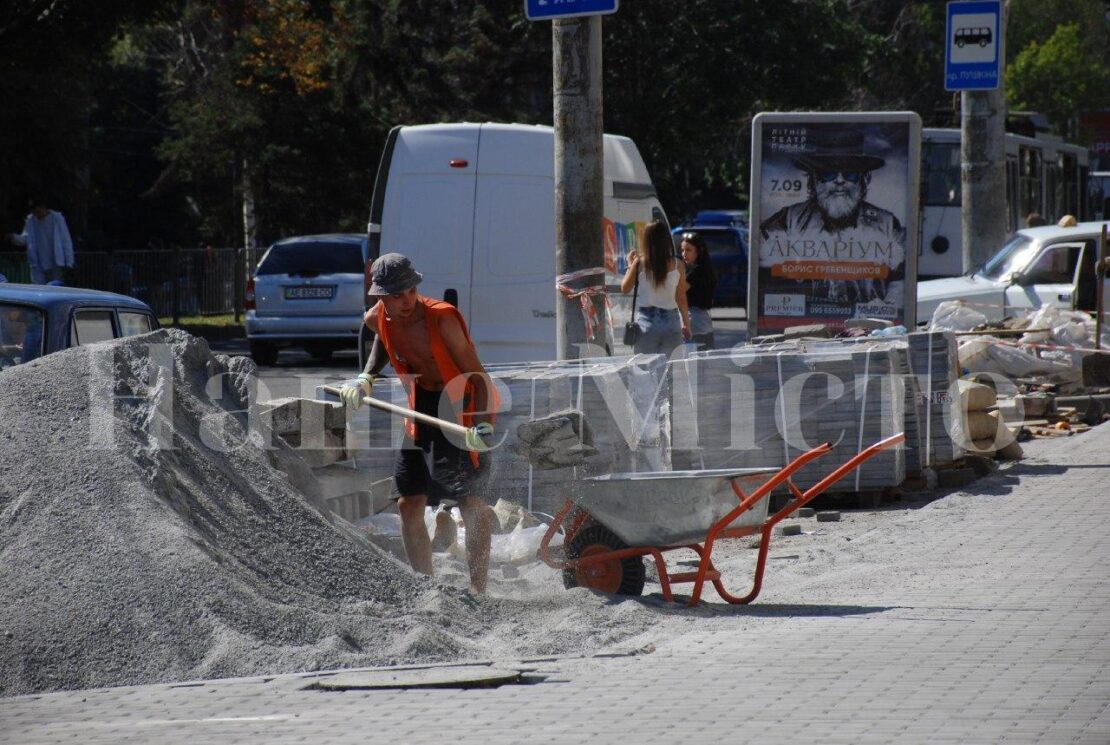 В Днепре завершается капитальный ремонт тротуаров на перекрестке проспектов Поля и Пушкина (Фото)