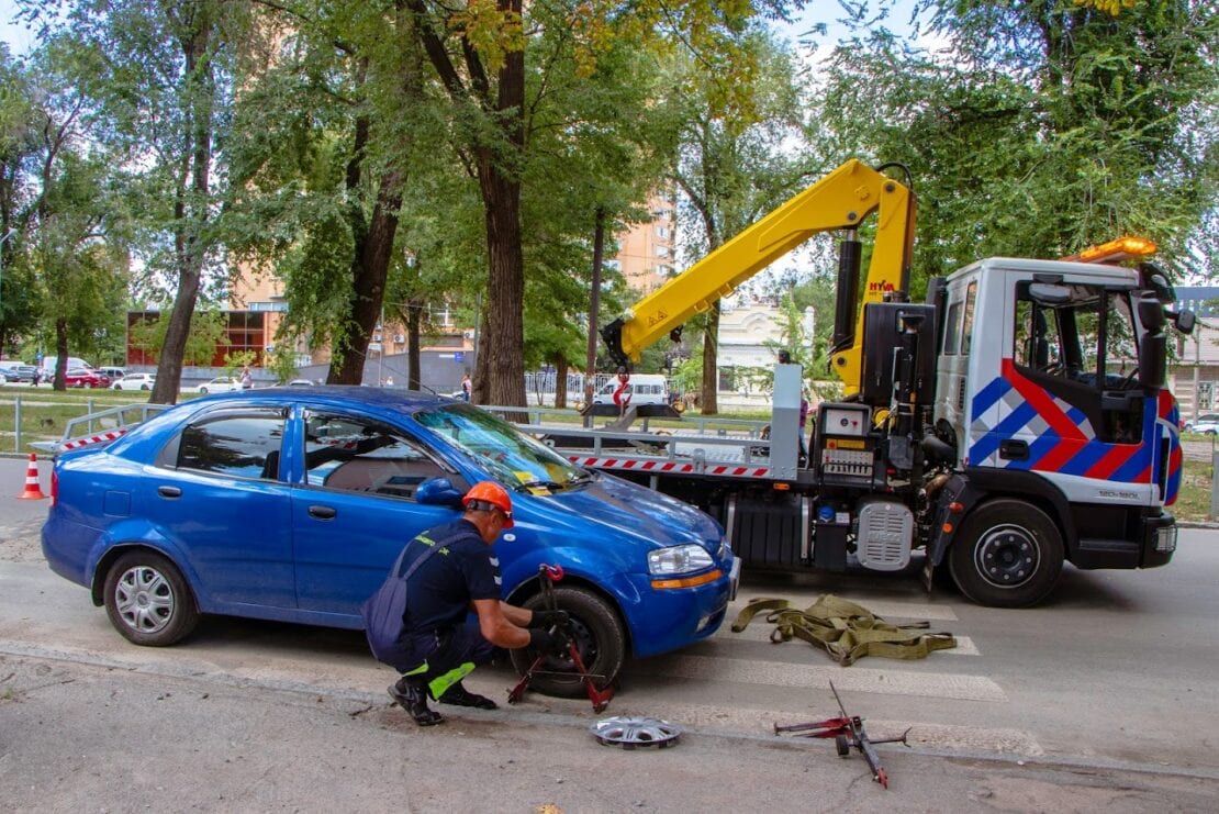 У Дніпрі борються з автохамами біля навчальних закладів