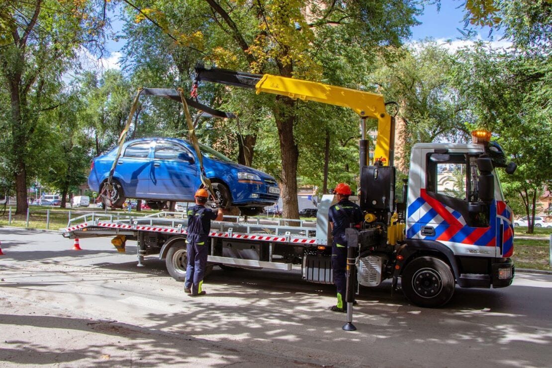 У Дніпрі борються з автохамами біля навчальних закладів